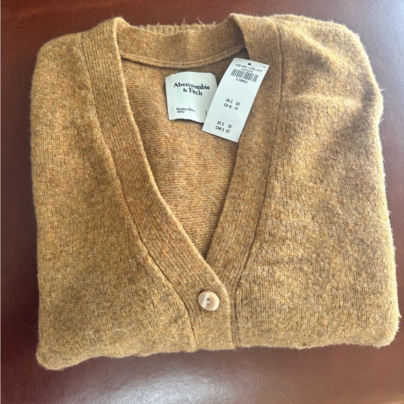 Button front V-neck Cardigan - Picture 3 of 3